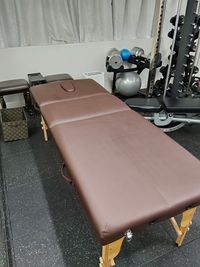 整体用のベッド(折り畳み)もあります！ - イーリバイブ新宿東口店 E-Revive新宿東口店【レンタルジム】の設備の写真