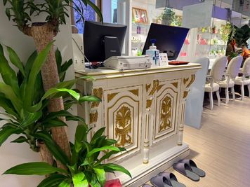 フロント
こちらにお声がけください - イーリバイブ新宿東口店 E-Revive新宿東口店【レンタルジム】の入口の写真