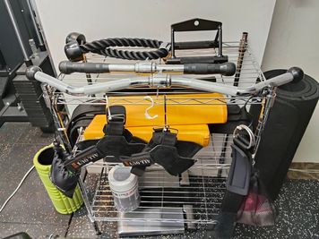 Vバーやロープなどのツールに加えてウエイトベルトやグリップも完備し、安全面にも配慮してにご利用いただけます。 - イーリバイブ新宿東口店 E-Revive新宿東口店【レンタルジム】の設備の写真