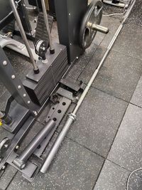 20kgバーもご用意しております。
バーベル種目でも安心してご利用いただけるようにセーフティーバーやカラーもあり、安全面に配慮してご利用いただけます！ - イーリバイブ新宿東口店 E-Revive新宿東口店【レンタルジム】の設備の写真