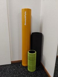 2種類のストレッチポールとヨガマットを完備しています - イーリバイブ新宿東口店 E-Revive新宿東口店【レンタルジム】の設備の写真