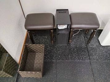 お客様用のイスとテーブルです。
お荷物はカゴの中へ - イーリバイブ新宿東口店 E-Revive新宿東口店【レンタルジム】の設備の写真