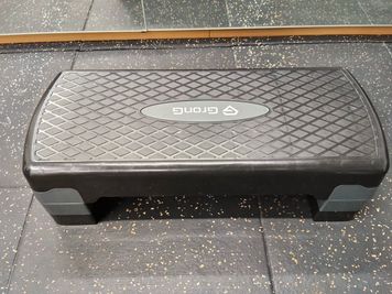 ステップ台
高さが４段階調整できます - イーリバイブ新宿東口店 E-Revive新宿東口店【レンタルジム】の設備の写真