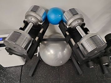 高重量を扱いたい方向けの大きいダンベルも完備しています！ - イーリバイブ新宿東口店 E-Revive新宿東口店【レンタルジム】の設備の写真