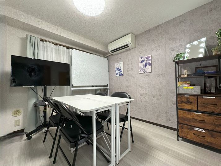 船橋駅近くに清潔で設備充実な貸し会議室がオープンしました！
2窓のため換気もばっちりです。
正面からの様子です。 - ルミナスペース船橋本町店 レンタルスペース（会議・サロン）の室内の写真