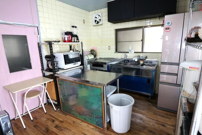 ２階、透明のカーテンが入り口です。ドアはありません。 - みるくる 閑静な住宅街の【ダイニングキッチン】の室内の写真