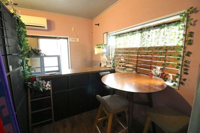 ダイニングテーブル
ハイチェア4つ - みるくる 閑静な住宅街の【ダイニングキッチン】の室内の写真