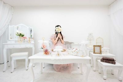 🎉NEW✨秋葉原駅5分💖白背景×姫系ソファ＆シャンデリア🎀ドレス有｜高性能プロジェクター｜推し活・コスプレ・商用OK - Tiarina Photo Studio / Akihabara