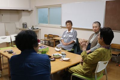 茶話会 - こひつじ国際共育センター はとの室内の写真