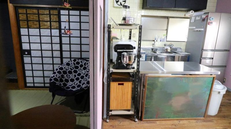 ２階、引き戸が和室、透明カーテンがキッチンダイニングへの入り口です。 - みるくる 閑静な住宅街の【ダイニングキッチン & 和室】の室内の写真