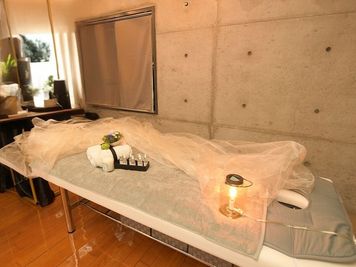 施術ベッドと更衣室、ホットキャビ、ベッドの下にレンタルタオルがあります。 - キャディー レンタルサロン　エステ　キャディーの室内の写真