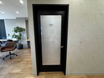 中は見えないようになっております。 - midscape -ミッドスケープ- 渋川市渋川にある貸し会議室の入口の写真
