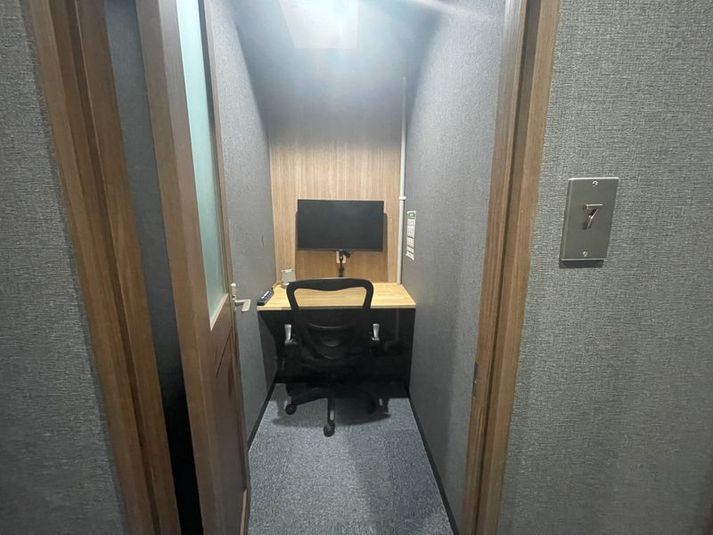 【日吉by コワーキング】モニター付き完全個室① - いいオフィス日吉 by コワーキング
