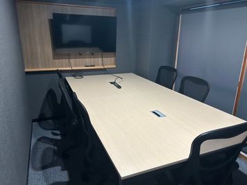 いいオフィス日吉 by コワーキング 【日吉by コワーキング】6名用会議室の室内の写真