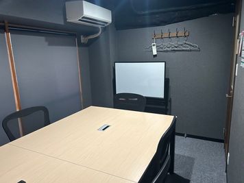 いいオフィス日吉 by コワーキング 【日吉by コワーキング】6名用会議室の室内の写真