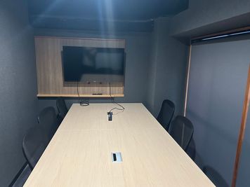 いいオフィス日吉 by コワーキング 【日吉by コワーキング】6名用会議室の室内の写真