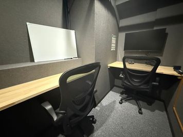 いいオフィス日吉 by コワーキング 【日吉by コワーキング】モニター付きの2名用完全個室の室内の写真