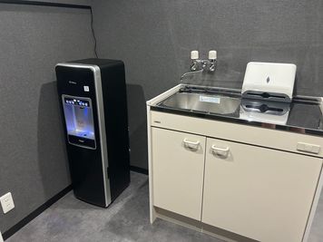 いいオフィス日吉 by コワーキング 【日吉by コワーキング】モニター付きの2名用完全個室の設備の写真