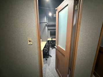 いいオフィス日吉 by コワーキング 【日吉by コワーキング】モニター付きの2名用完全個室の室内の写真