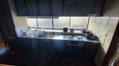 広々キッチン、炊飯器２台、ホットプレート2つ、食器(少量)、ガスコンロ使用不可 - KITAKYUBASE レンタルスペース 45平米の広々和室の古民家 レンタルスペースの設備の写真