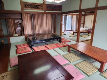 10畳の和室と縁側、座卓3つと座布団30枚 - KITAKYUBASE レンタルスペース 45平米の広々和室の古民家 レンタルスペースの室内の写真