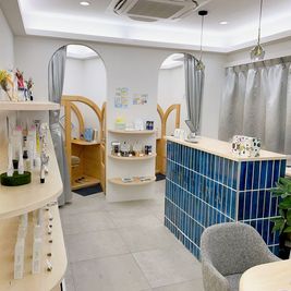 小売店内にルームがございます。ルーム手前のカーテンで店内からの視界を無くすことができます。 - ROUTINA銀座の入口の写真