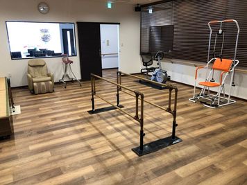 チョットした運動器具もあります！
こちらヨガやダンスレッスンにも使えます！ - ALLURE会議室・交流スペース 広々レンタルスペース！（ALLUREⅡ）の室内の写真