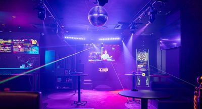 バーエルフ金沢 音響、照明、モニター、カラオケ等充実したイベントレンタルスペースの室内の写真