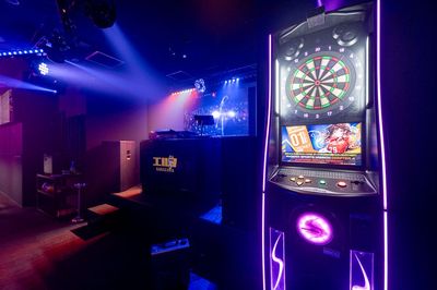 ダーツも無料で投げ放題 - バーエルフ金沢 音響、照明、モニター、カラオケ等充実したイベントレンタルスペースの設備の写真