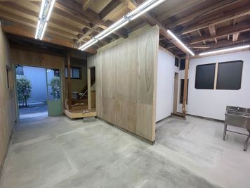 イーゼル、丸椅子付きアートスタジオ - STUDIO ZUGA