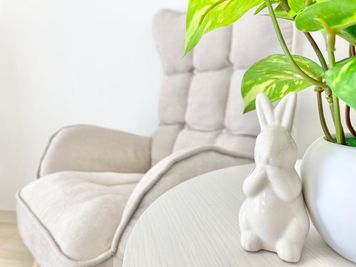 ゆったりとお寛ぎ頂けるソファです。カウンセリングや施術後のティータイムなどに最適です。 - space HIRO white rabbit 藤沢店 レンタルサロンの室内の写真