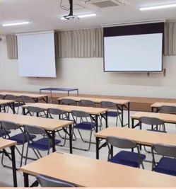 レンタルスペース尼崎北 100名着席の大型レンタルスペース！鏡設置で多目的使用可能！の室内の写真