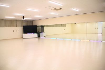 広さ280㎡！着席最大100名までOKのゆったりスペース。Wi-Fi、ホワイトボード無料！会議からダンスまで多目的可能！ - レンタルスペース尼崎北