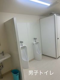 男子トイレ - レンタルスペース尼崎北 100名着席の大型レンタルスペース！鏡設置で多目的使用可能！のその他の写真
