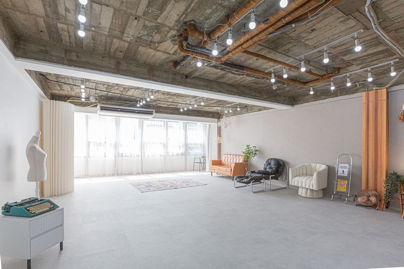 南窓5.8m/床はコンクリート調/家具、機材は厳選しております。
詳細は備品設備欄をご参照下さい。 - 撮影スタジオ【リンゴバケーション 神保町】 新店舗OPEN【リンゴバケーション神保町店】の室内の写真