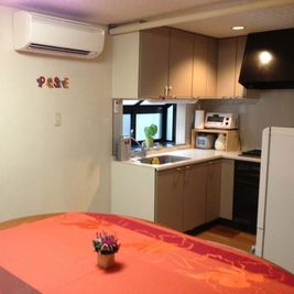 隣のキッチン付き部屋(H2K) - Inspire Space 広尾 2階 落ち着くリビング H2Lの室内の写真