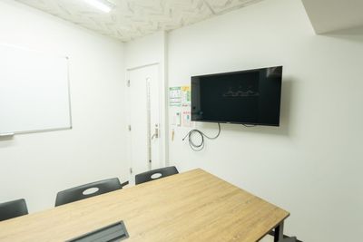 【三ノ宮駅前】モニター、ホワイトボード付き!6名用会議室【山】 - いいオフィス三ノ宮駅前 by Yokoyama