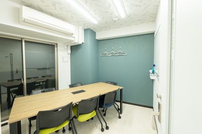 いいオフィス三ノ宮駅前 by Yokoyama 6名用会議室【山】の室内の写真