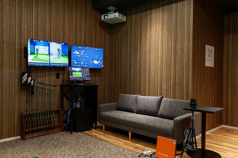 完全個室、40平米の室内ゴルフ練習場：トラックマン4で科学的練習 - 【完全個室インドアゴルフ練習場】プリサイズゴルフラボ新宿御苑前
