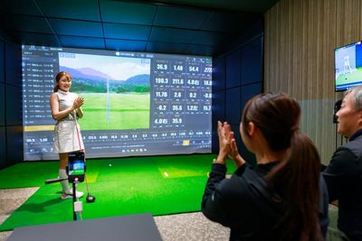 1人だけでなく、複数人での練習、ラウンドが可能。大型スクリーンで映画を見ることもできます。 - 【完全個室インドアゴルフ練習場】プリサイズゴルフラボ新宿御苑前 完全個室、40平米の室内ゴルフ練習場：トラックマン4で科学的練習の室内の写真