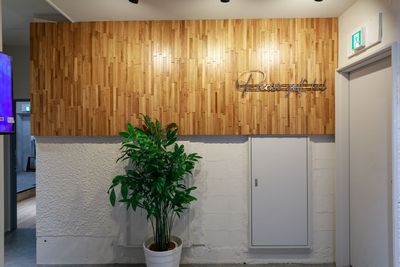 受付とは別に、トラックマンルーム、SDRルームがあり、完全個室で練習可能です。別にジムスペースもあります。 - 【完全個室インドアゴルフ練習場】プリサイズゴルフラボ新宿御苑前 完全個室、40平米の室内ゴルフ練習場：トラックマン4で科学的練習の外観の写真