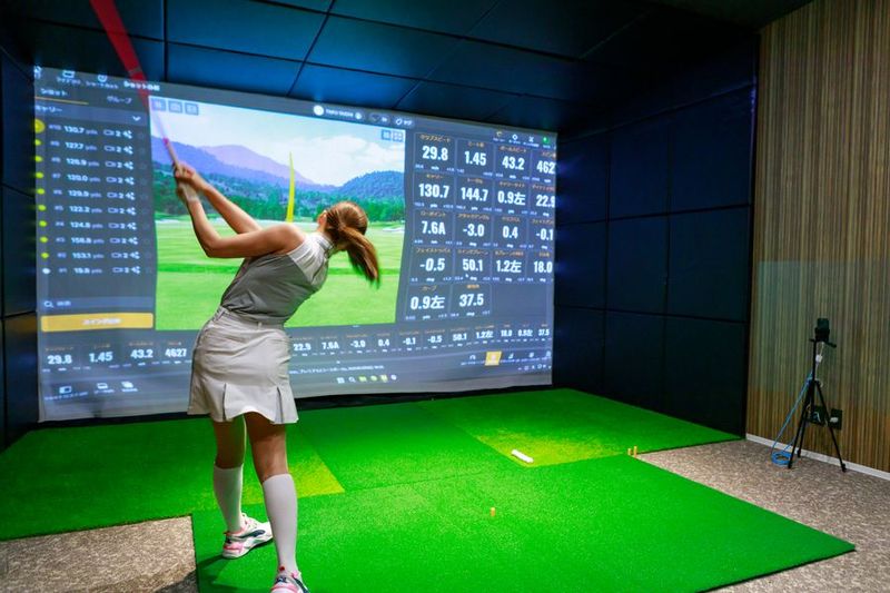 完全個室、40平米の室内ゴルフ練習場：トラックマン4で科学的練習 - 【完全個室インドアゴルフ練習場】プリサイズゴルフラボ新宿御苑前