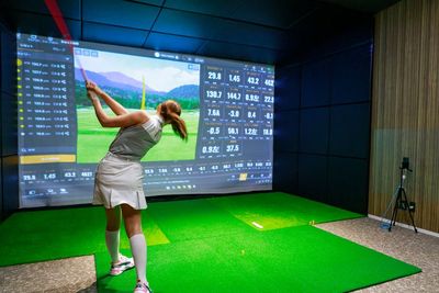 レフティ打席もあるため、幅がとても広く、ゆったり練習することが可能です - 【完全個室インドアゴルフ練習場】プリサイズゴルフラボ新宿御苑前 完全個室、40平米の室内ゴルフ練習場：トラックマン4で科学的練習の室内の写真