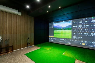 3台のアイフォンで詳細なスイング動画が撮影可能。トラックマンと連動してAI分析 - 【完全個室インドアゴルフ練習場】プリサイズゴルフラボ新宿御苑前 完全個室、40平米の室内ゴルフ練習場：トラックマン4で科学的練習の室内の写真