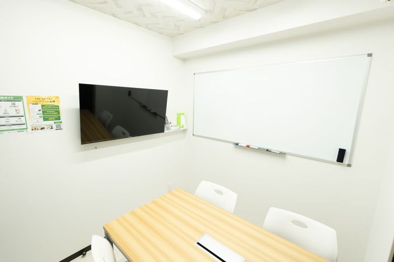 いいオフィス三ノ宮駅前 by Yokoyama 4名用会議室【海】の室内の写真
