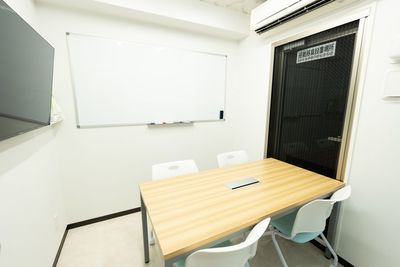 いいオフィス三ノ宮駅前 by Yokoyama 4名用会議室【海】の室内の写真