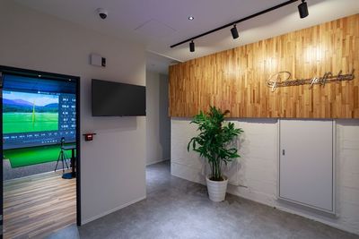 入口スペースもゆったり。待ち合わせも可能です - 【完全個室インドアゴルフ練習場】プリサイズゴルフラボ新宿御苑前 完全個室、40平米の室内ゴルフ練習場：傾斜プレートで実践的練習の入口の写真