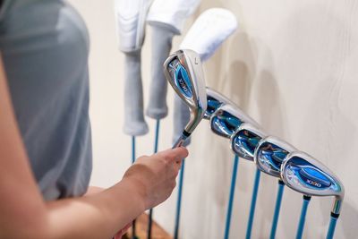 レディースクラブも最新のものを無料で貸し出します - 【完全個室インドアゴルフ練習場】プリサイズゴルフラボ新宿御苑前 完全個室、40平米の室内ゴルフ練習場：傾斜プレートで実践的練習の設備の写真