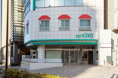 富久町西交差点にあるサウスタワーの地下1階です - 【完全個室インドアゴルフ練習場】プリサイズゴルフラボ新宿御苑前 完全個室、40平米の室内ゴルフ練習場：傾斜プレートで実践的練習の外観の写真