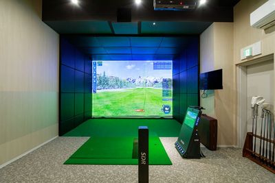 縦距離もゆったりしているので、危険性は全くありません - 【完全個室インドアゴルフ練習場】プリサイズゴルフラボ新宿御苑前 完全個室、40平米の室内ゴルフ練習場：傾斜プレートで実践的練習の室内の写真